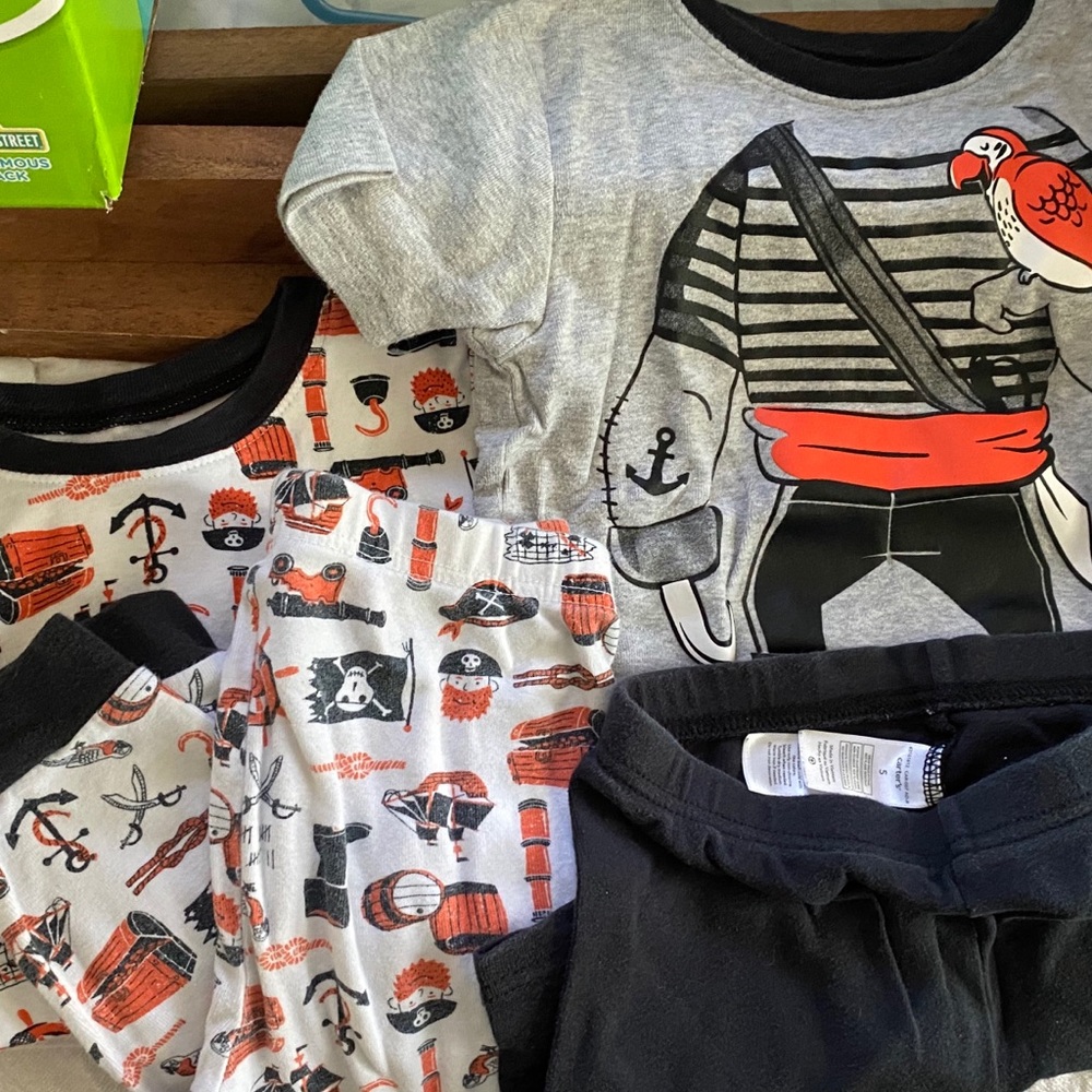 Carter’s 2 Pc pirate pajamas 5/6T